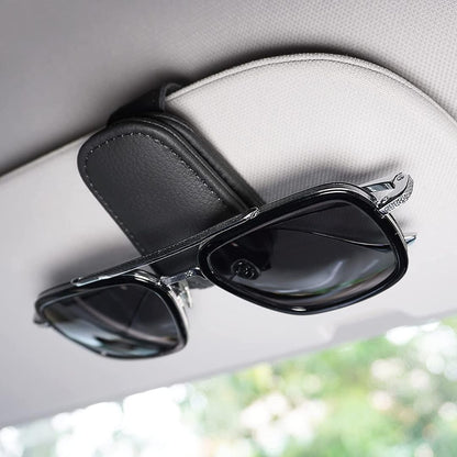 🕶️✨ Portaocchiali magnetico in pelle – Sconto del 50%! Clip per aletta parasole auto: accessorio multifunzione per occhiali, penne e tessere. 🚗