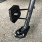 🏍️ 50% DI SCONTO ORA ! 🔧 Piastra di Espansione per Cavalletto Laterale Moto – Aumenta la Stabilità, Sicura e Facile da Installare ⚡