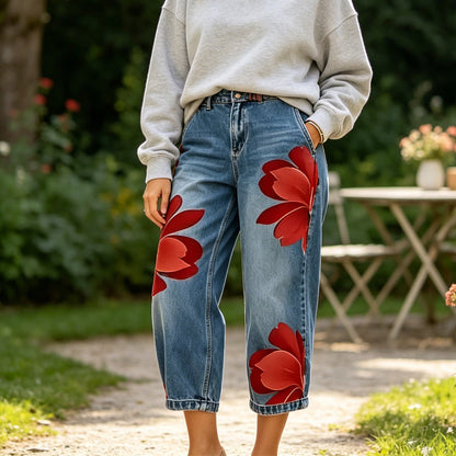 Jeans da donna a gamba larga con stampa floreale artistica.