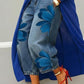 Jeans da donna a gamba larga con stampa floreale artistica.