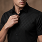 ⏳ Sconto del 61% a tempo limitato ⏰ ⚡ Acquista 2 pezzi: 5% di sconto + Spedizione gratuita ✈️ Camicia da uomo nera testurizzata a maniche corte 👔
