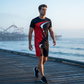 Completo da uomo composto da t-shirt e pantaloncini con stampa grafica.