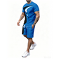 Completo da uomo composto da t-shirt e pantaloncini con stampa grafica.