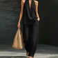 Completo casual da donna con top allacciato al collo e pantaloni a gamba larga