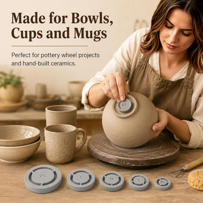 Strumento di centraggio con dima per la tornitura del piede di manufatti in ceramica