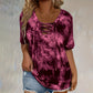 T-shirt da donna con scollo a V, allacciatura e fantasia tie-dye