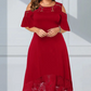Abito elegante da donna con spalle scoperte e orlo in pizzo