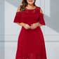 Abito elegante da donna con spalle scoperte e orlo in pizzo